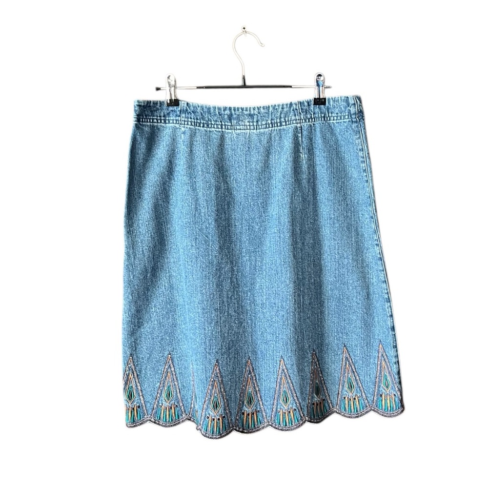 Vintage embroidered Southwest Scalloped Hem denim skirt. Size 10